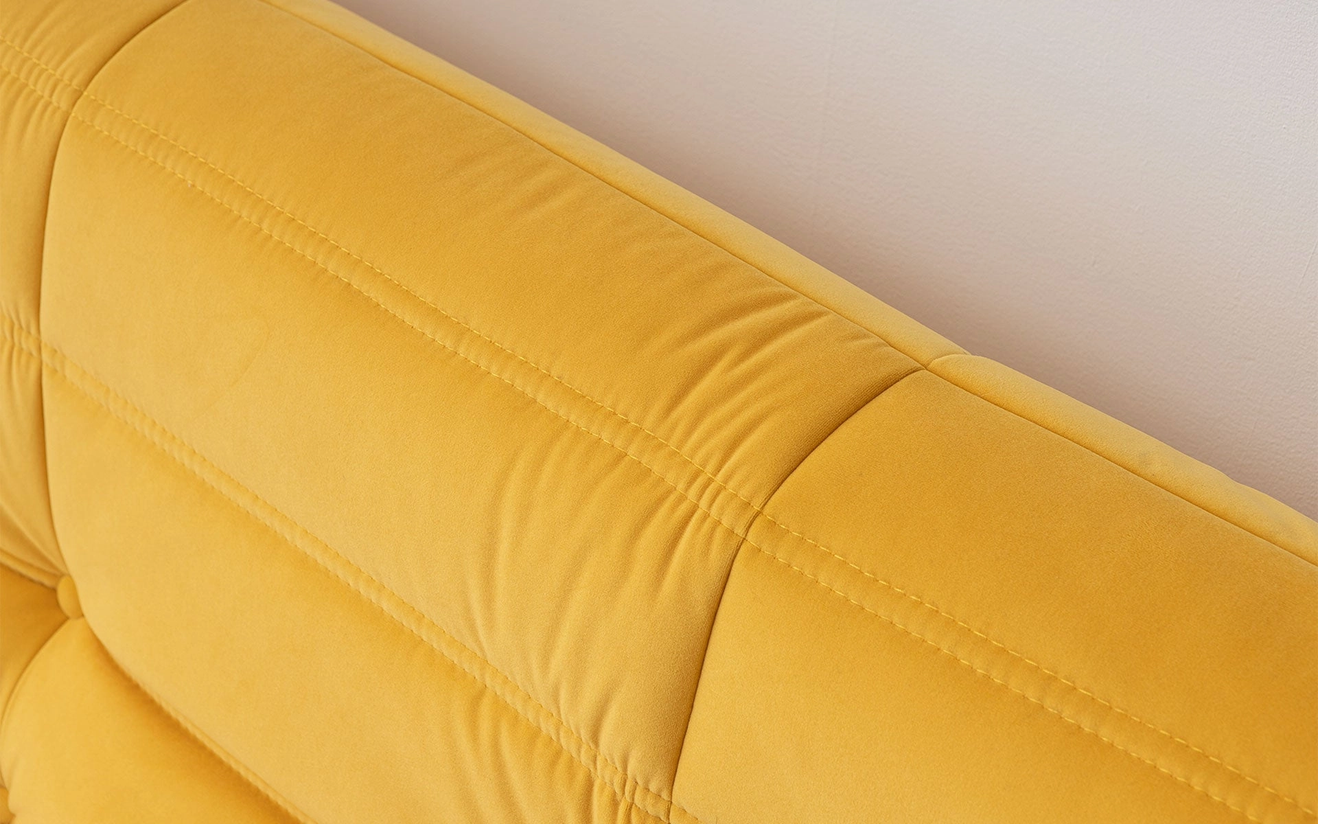Linko Large Modern Tufted Lounge Chair