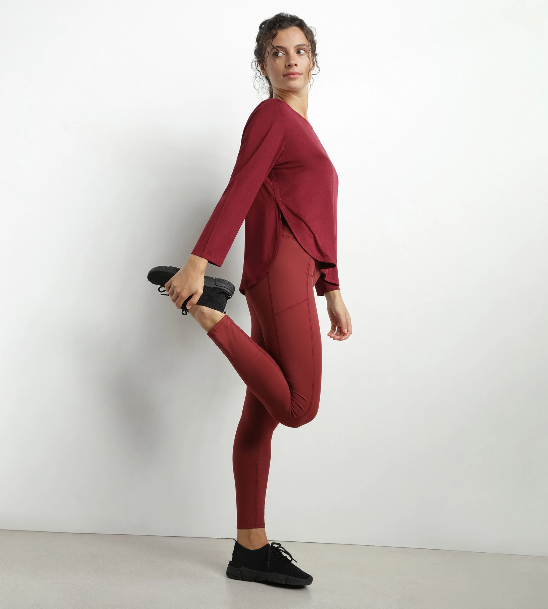 Women's sports top with boat neck in Bordeaux viscose Dim Move
